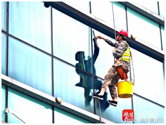 南京六合城管聚焦“三個強化”持續推進樓宇清洗(圖2)