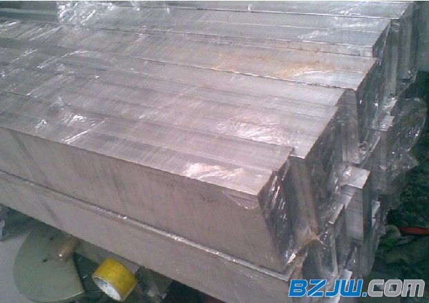 湖北清安鋁業(yè)取得鋁型材壓延側板定位工裝專利有效防止鋁型材輸送中發(fā)生偏轉(圖1)