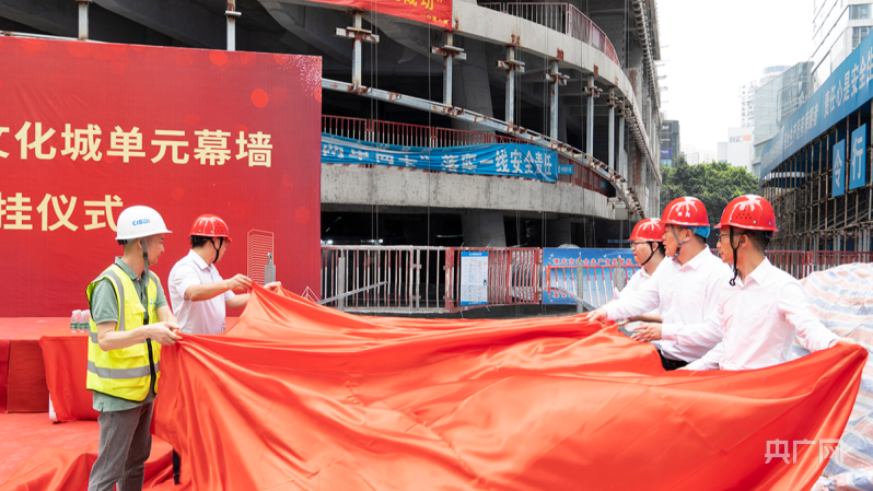 時尚文化城項目首塊單元體玻璃幕墻順利完成安裝