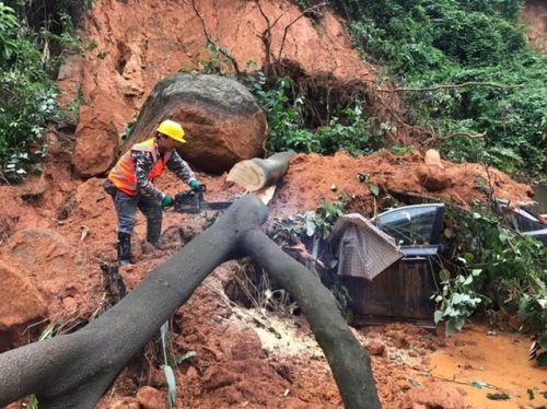 九游體育：領克01高強度鋼鑄就車身泥石流巨石下毫發無傷(圖2)