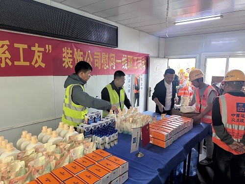 “節日慰問 情系工友”中建二局裝飾公司慰問一線職工活動(圖1)