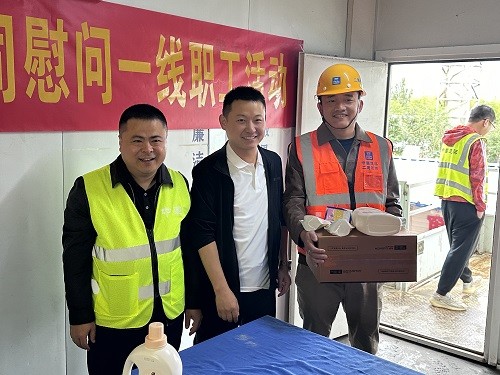 “節日慰問 情系工友”中建二局裝飾公司慰問一線職工活動(圖3)