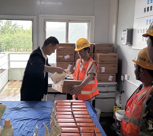 “節日慰問 情系工友”中建二局裝飾公司慰問一線職工活動(圖2)