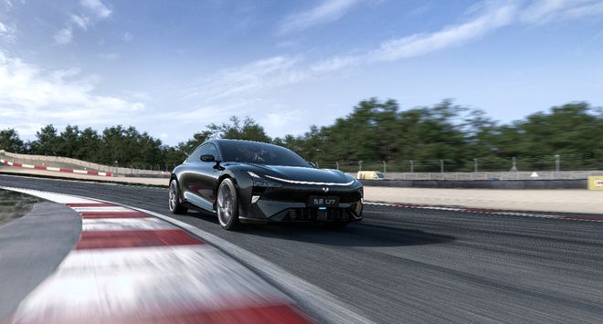 九游體育：意向金49999元 極越發布全球首臺AI智駕超跑(圖10)