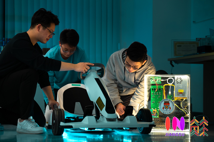 九游體育：“飛”越雙城 “電”馳人生丨你好！我來自1999(圖4)