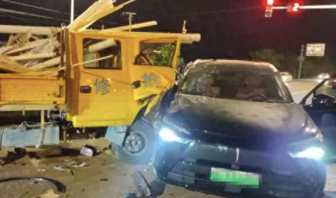 說安全很枯燥但關鍵時候能救命盤點那些驚險的車禍(圖4)