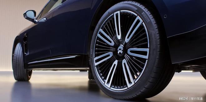 蔚來ET9上市首搭雪松智能系統(tǒng)+天行智能底盤788萬起(圖4)