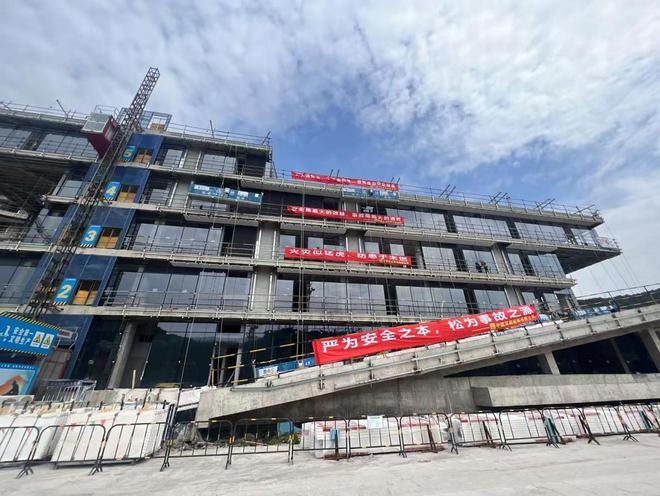 九游官網入口：五一堅守顯擔當 科創(chuàng)高地啟新篇——臺州國際科學家創(chuàng)業(yè)基地首建區(qū)幕墻工程全速推進(圖2)