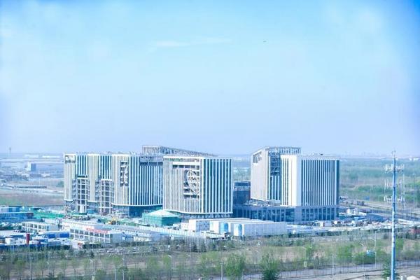 九游體育：臨空區大興片區國際航空總部園 全國首創“水晶眼”玻璃幕窗全面安裝啟動