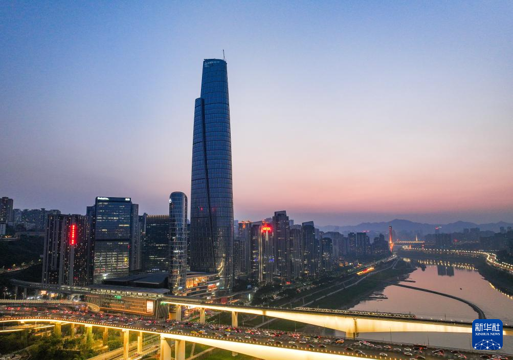 重慶在建第一高樓外立面幕墻工程完工(圖1)