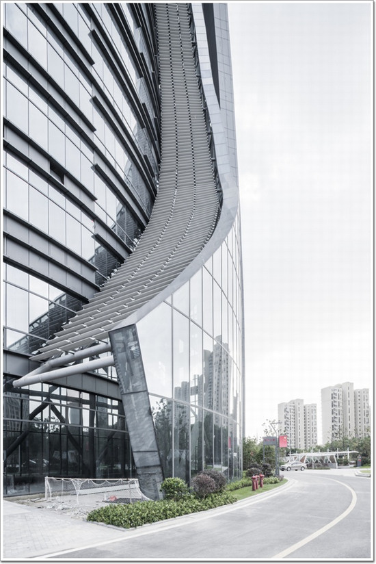 科技賦能｜世界第一高樓玻璃幕墻承建商中國建筑興業(yè)助力香港新地標(biāo)