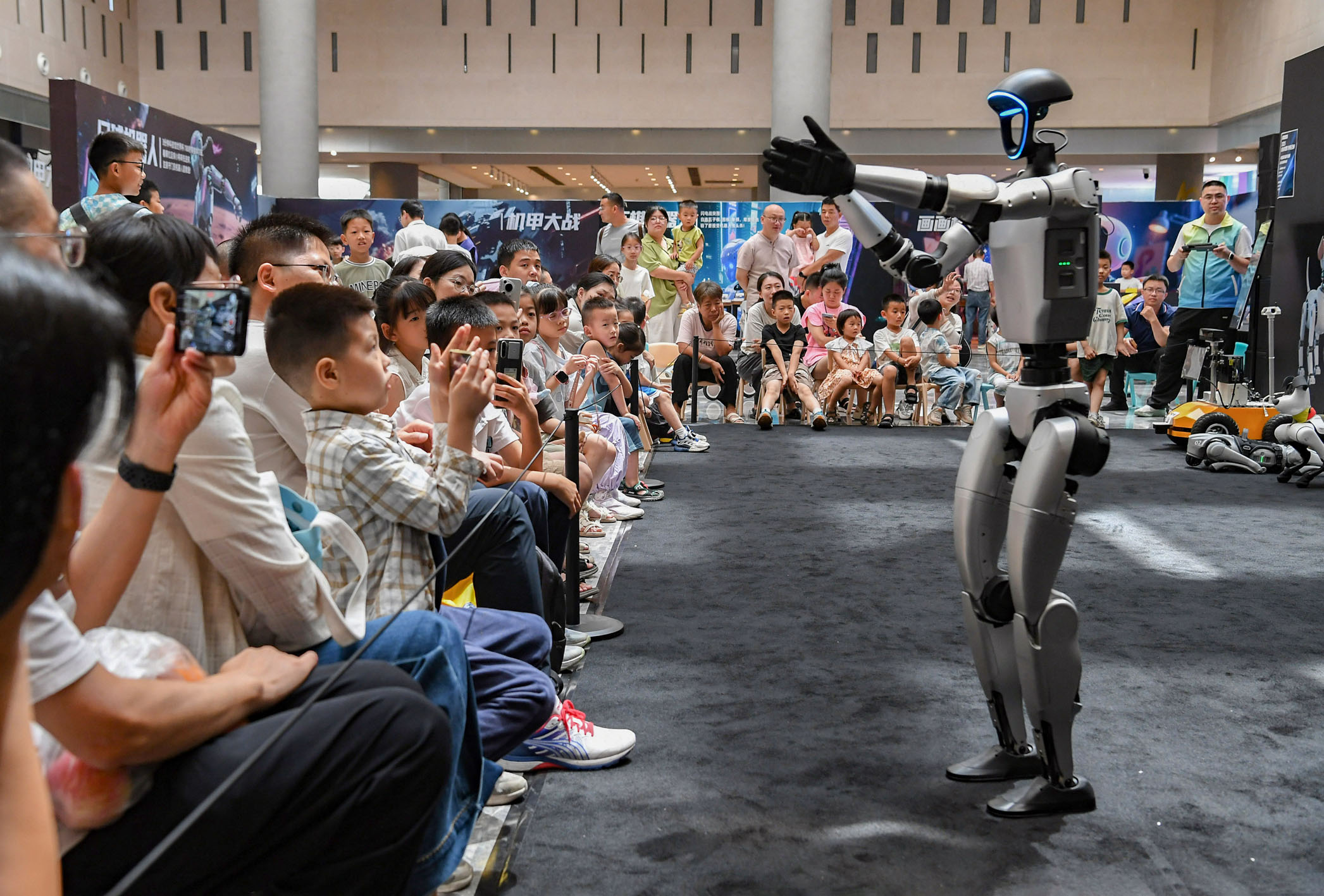 九游官網入口：技術突破資本加碼人形機器人商用加速(圖1)