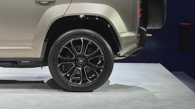 九游app：地表最強V8越野性能王 路虎衛士OCTA中國首秀(圖3)