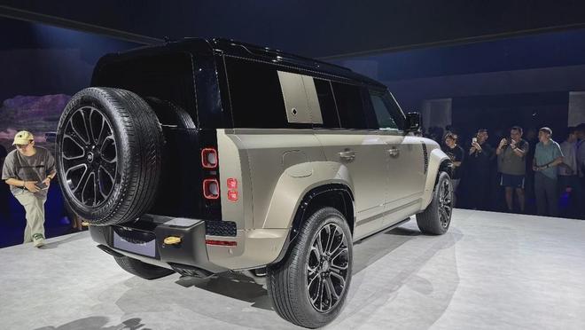 九游app：地表最強V8越野性能王 路虎衛士OCTA中國首秀(圖5)