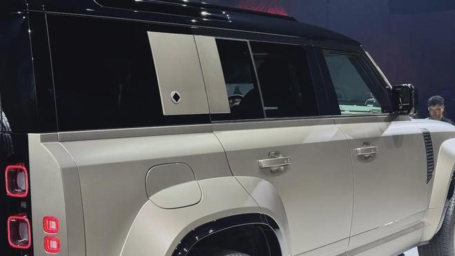 九游app：地表最強V8越野性能王 路虎衛士OCTA中國首秀(圖6)