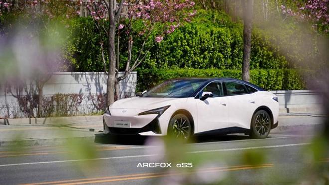 極狐新阿爾法 S5：20 萬級純電轎跑的性價比之王