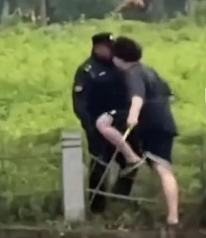 南京大學(xué)生校內(nèi)釣魚落水后續(xù)：當(dāng)事人回應(yīng)其他學(xué)生發(fā)聲(圖3)