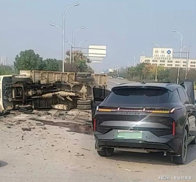 別再空談汽車安全！看看領克08 EM-P的事故“成績單”(圖2)