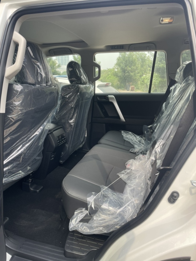 2024款霸道2800 柴油 TXL 九氣 底掛 天窗 港口新車落地價多少錢(圖5)