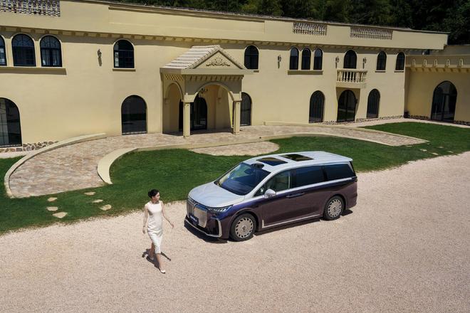 九游app：中國企業家的乘坐“終極答案” 嵐圖夢想家山河7099萬元耀目上市(圖7)