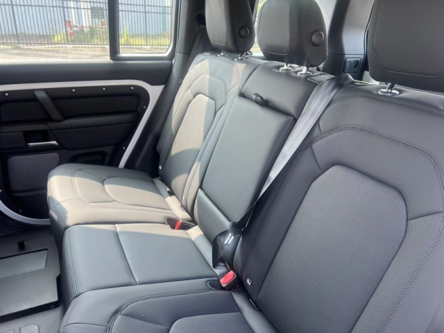 九游app：2024款路虎衛士 110 四門 30T 柴油D200 清倉處理落地詳詢(圖4)