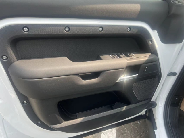 九游app：2024款路虎衛士 110 四門 30T 柴油D200 清倉處理落地詳詢(圖2)