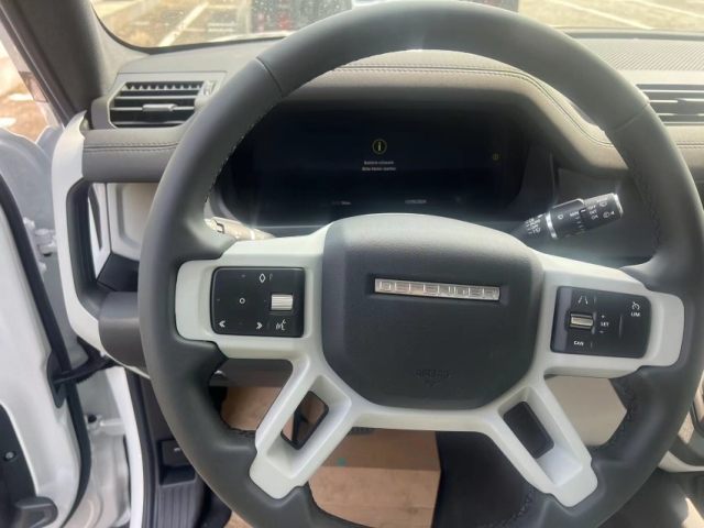 九游app：2024款路虎衛士 110 四門 30T 柴油D200 清倉處理落地詳詢(圖3)