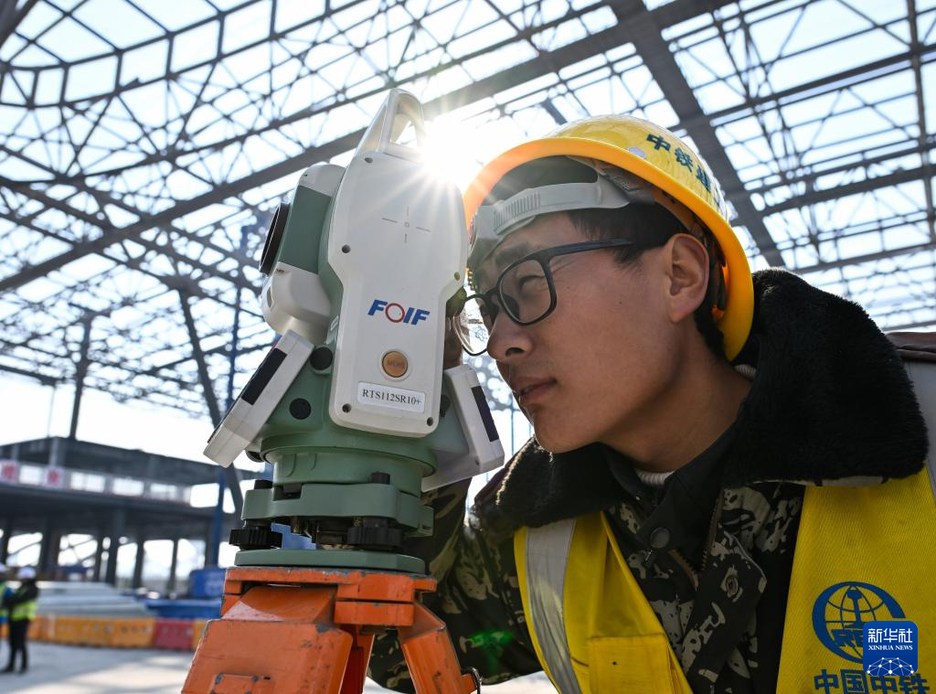 九游體育：新建上海至南京至合肥高鐵南通站側(cè)式站房鋼結(jié)構(gòu)順利提升