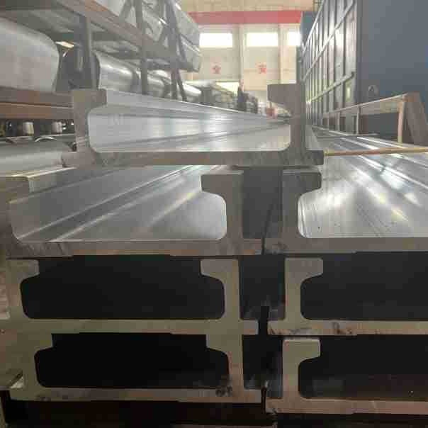 永鑫天河取得靜電粉末噴涂用鋁型材自動掛載機構專利滿足掛載架雙側自動給料的同時減小鋁型材與掛具的接觸面積