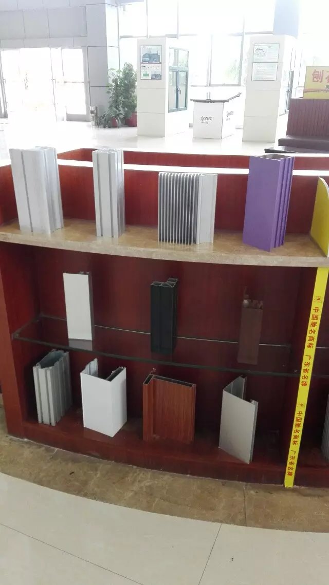 蕭宏康美盛取得用于快速限制切割長度鋁型材鋸切設備專利使得限制調節快速便捷(圖1)