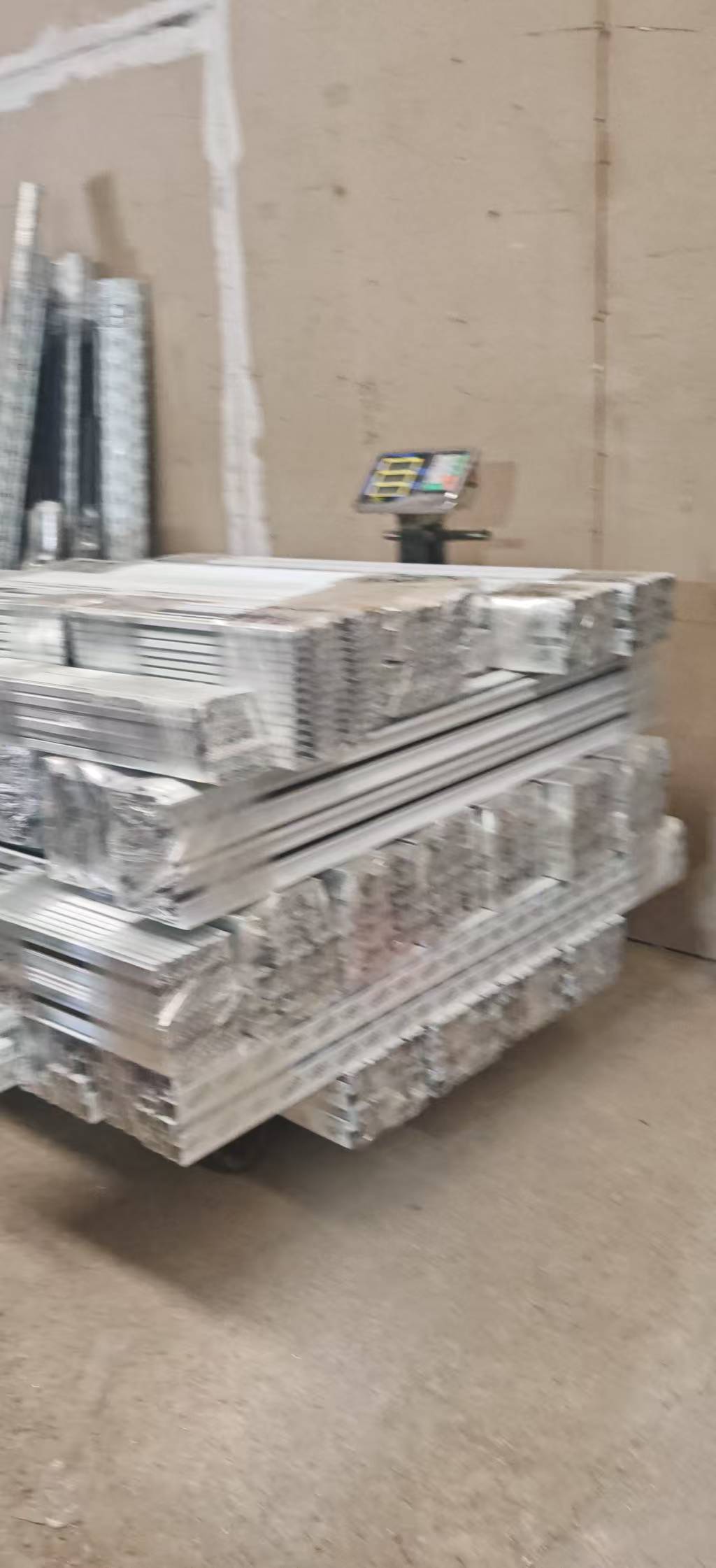 2026鋁合金型材批發(fā)指南：五大品牌深度解析與選型策略(圖1)