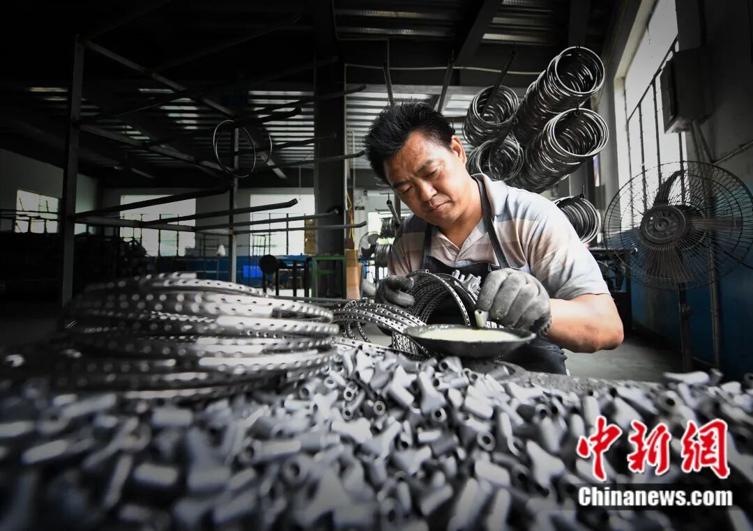 九游官網入口：富春江邊的一個鄉用50年把球拍做“透”了(圖8)