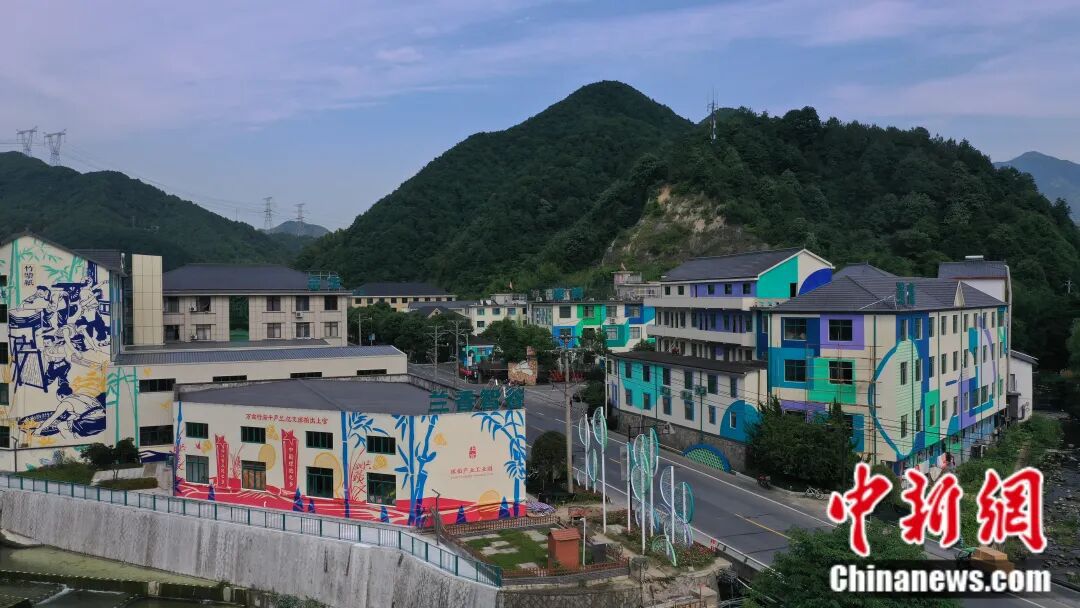 九游官網入口：富春江邊的一個鄉用50年把球拍做“透”了(圖7)