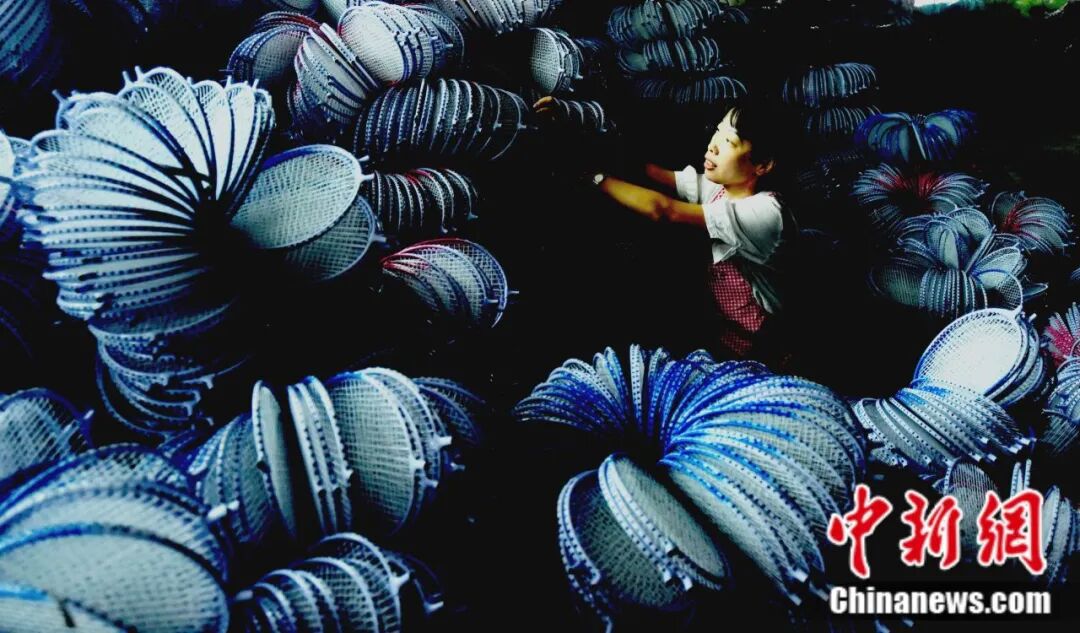 九游官網入口：富春江邊的一個鄉用50年把球拍做“透”了(圖12)