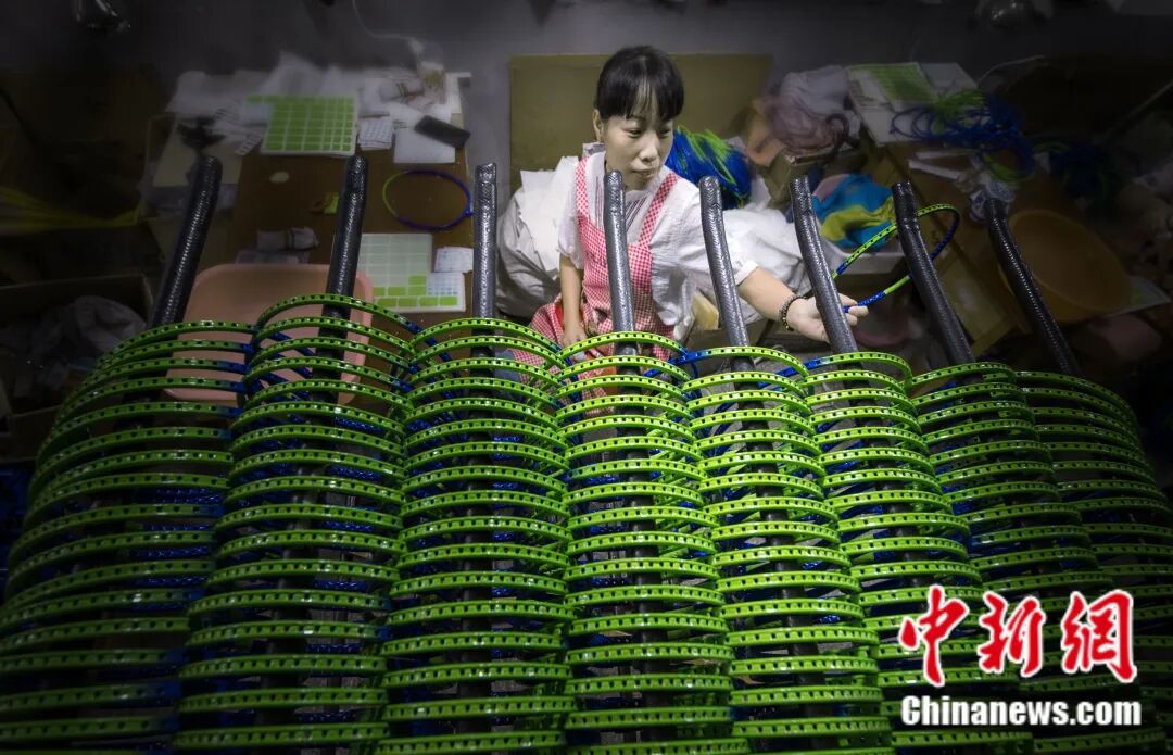 九游官網入口：富春江邊的一個鄉用50年把球拍做“透”了(圖9)