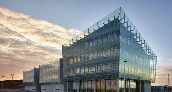 九游app:發布:三鑫攜招商銀行總部大廈上榜2026幕墻工程獎