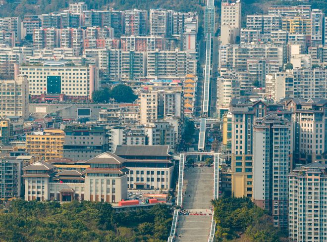 約80層樓高的神女大扶梯把巫山縣城推向了臺(tái)前
