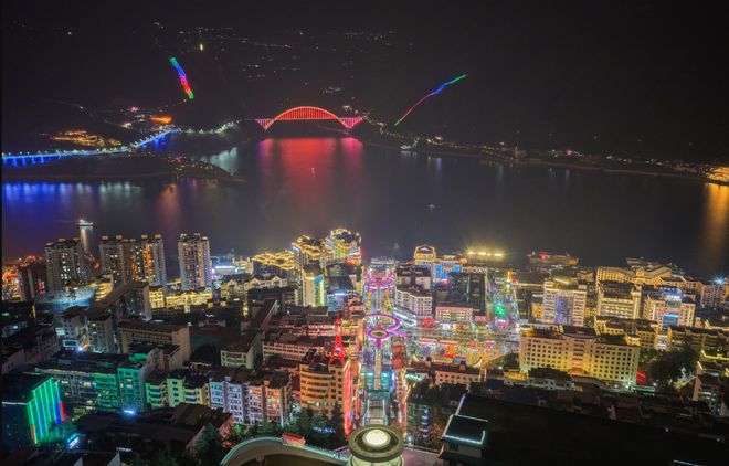 約80層樓高的神女大扶梯把巫山縣城推向了臺前(圖2)